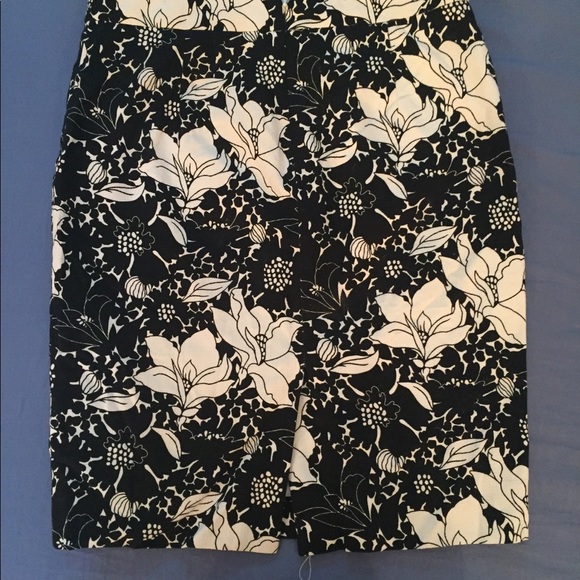 🌸 Perfect for spring 🌸 Jcrew floral pencil skirt - Picture 2 of 3